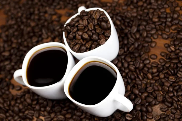 Tasse Kaffee Und Bohnen Auf Dem Tisch — Stockfoto