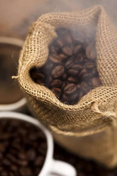 Kaffeebohnen Einer Tasse Auf Einem Hölzernen Hintergrund — Stockfoto