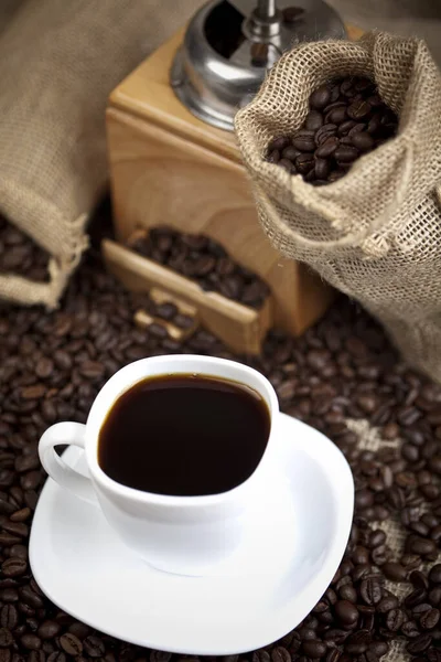 Kaffee Über Dunkel Gerösteten Kaffeebohnen — Stockfoto