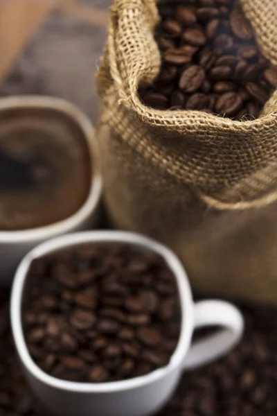 Kaffeetasse Und Bohnen Auf Holzgrund — Stockfoto