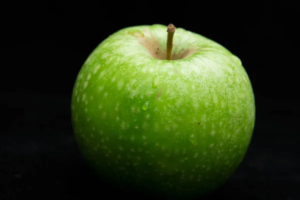 Grüner Apfel Auf Schwarzem Hintergrund — Stockfoto