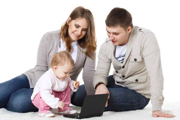 Glückliche Familie Mit Laptop Auf Weißem Hintergrund — Stockfoto