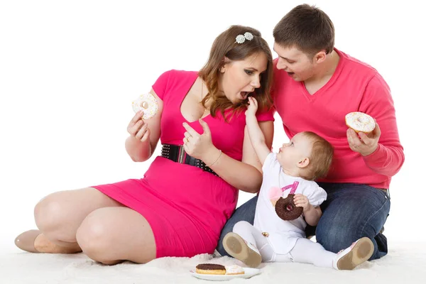 Mladí Rodiče Jejich Sladké Dítě Bílém Pozadí Šťastná Rodina — Stock fotografie
