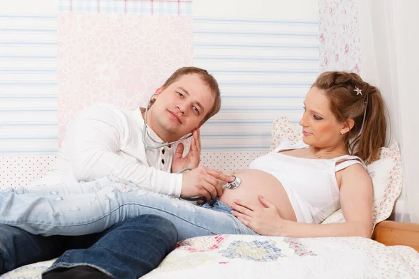 Mujer Embarazada Feliz Con Marido Sentado Cama Casa —  Fotos de Stock