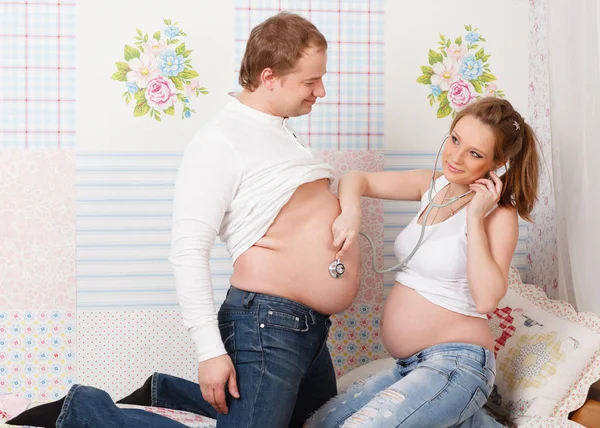 Šťastná Těhotná Rodina Sedí Domácí Posteli — Stock fotografie