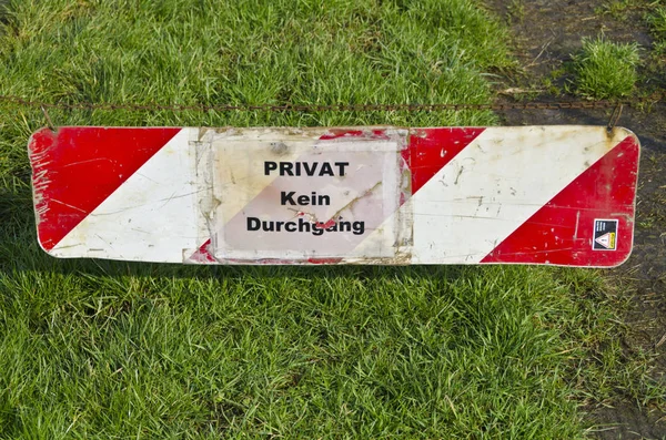 Verkehrsschild Auf Dem Gras — Stockfoto