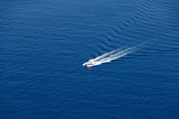 Soledad Barco Alta Mar Mar Azul Agua Océano Olas — Foto de Stock