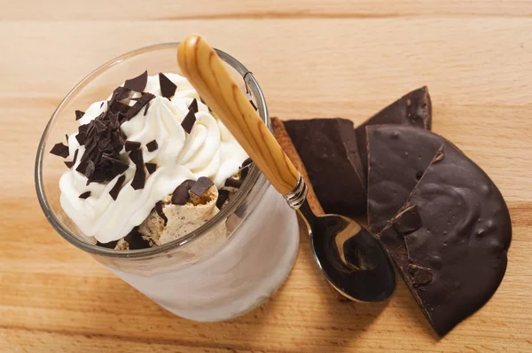 冰淇淋甜点加巧克力和奶油在杯子里 — 图库照片