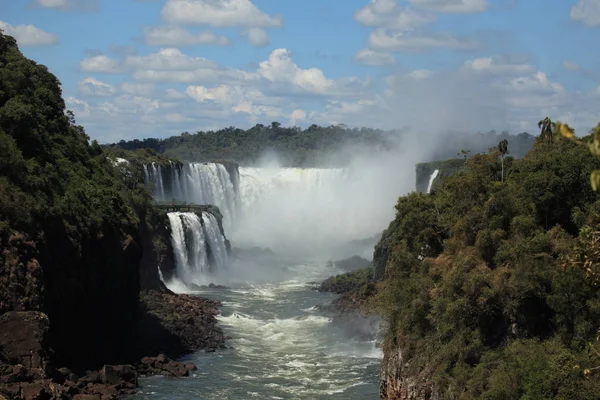 Hermosa Cascada Sobre Fondo Naturaleza —  Fotos de Stock