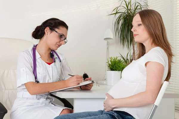 Donna Incinta Dal Medico Clinica — Foto Stock