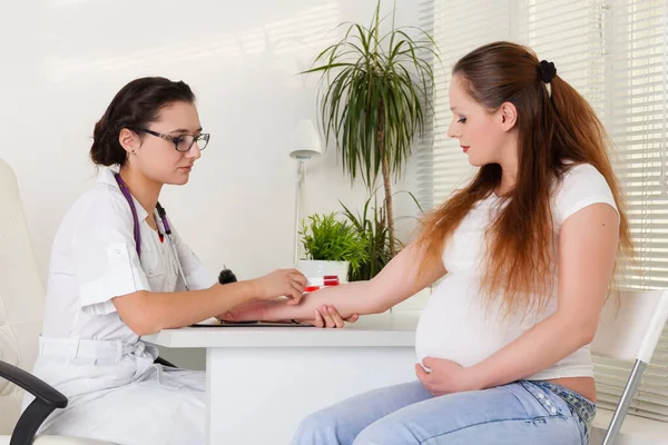 Doctor Takes Blood Vein Pregnant Woman — Stock Photo, Image