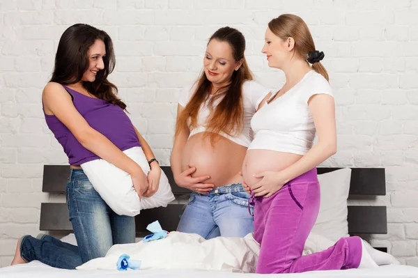 Tres Novia Embarazada Vestida Niños Sientan Cama Casa —  Fotos de Stock