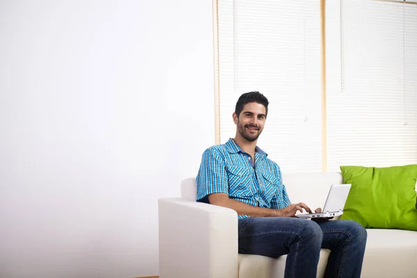 Jeune Homme Utilisant Ordinateur Portable Sur Canapé — Photo