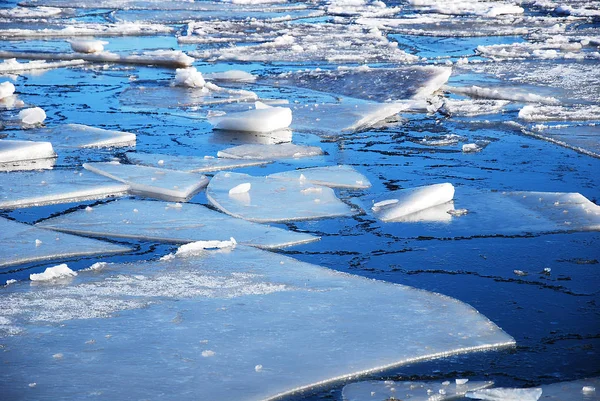 河流上的冰块 — 图库照片