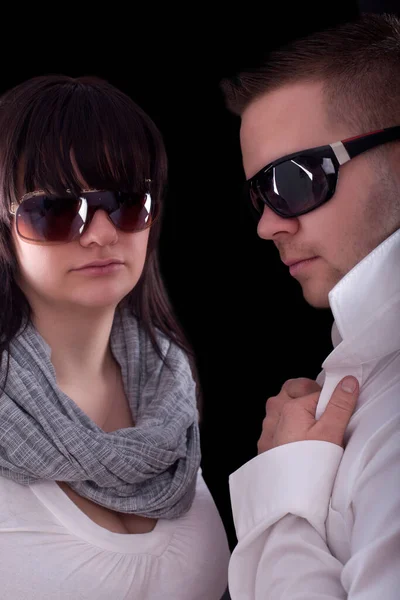 Pareja Joven Moderna Con Gafas Sol —  Fotos de Stock