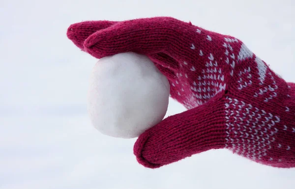 Žena Rukavicích Zimním Oblečení Sněhu — Stock fotografie