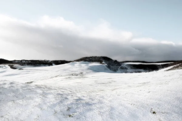 Bunkers Campo Golf Cubierto Nieve Enlaces Irlanda Día Gris Invierno —  Fotos de Stock