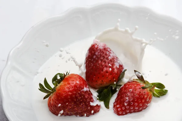 草莓掉进牛奶里 草莓掉进牛奶里 — 图库照片