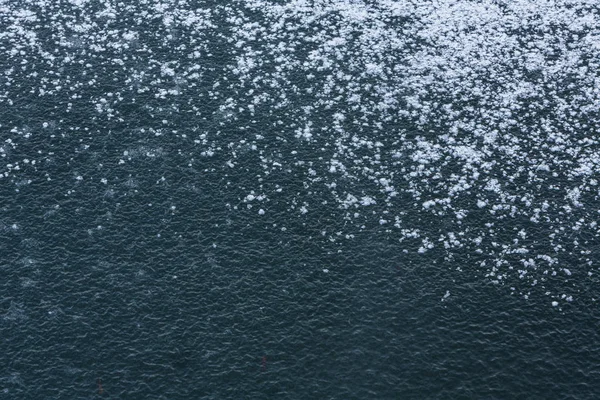 Superfície Gelo Coberto Parcialmente Coberto Com Neve — Fotografia de Stock