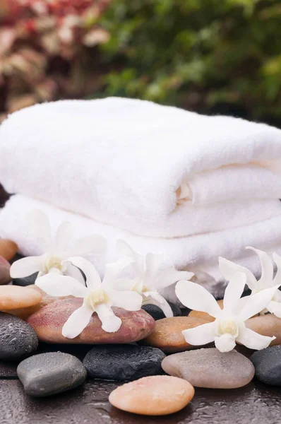 Concepto Spa Con Orquídeas Blancas Piedras Zen Aire Libre —  Fotos de Stock