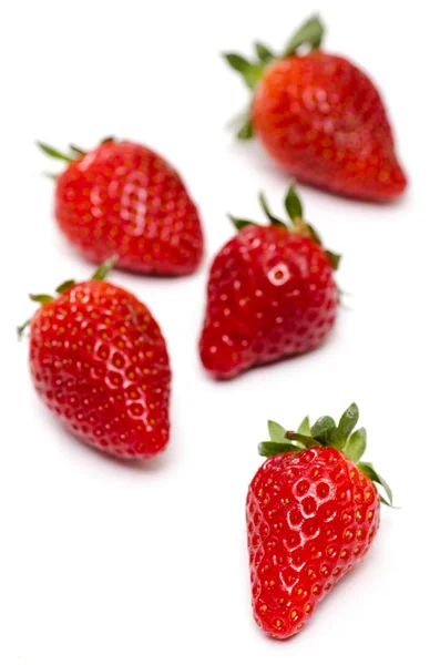 五颗红色草莓 白色表面上的肖像方向 — 图库照片