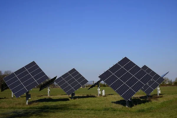 Některé Solární Panely Zeleném Poli Nový Způsob Jak Vyrábět Energii — Stock fotografie