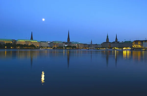 Foto Nocturna Del Binnenalster Hamburgo Luna Llena Refleja Agua — Foto de Stock