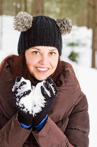 Dışarıda Karla Oynayan Hoş Bir Genç Bayan — Stok fotoğraf