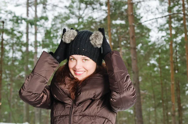 Kışın Açık Havada Genç Çekici Bir Kadının Portresi — Stok fotoğraf