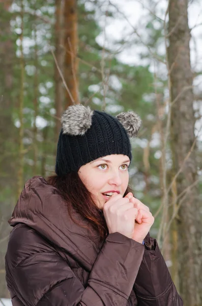 Genç Kadın Kış Parkında Donmuş Elleri Isıtıyor — Stok fotoğraf