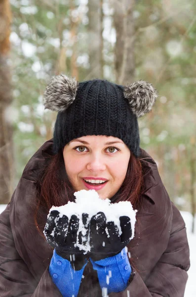 Dışarıda Karla Oynayan Hoş Bir Genç Bayan — Stok fotoğraf
