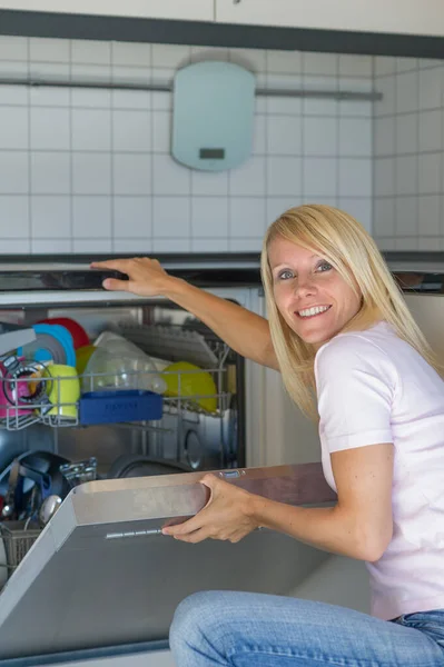 Vrouw Het Schoonmaken Van Een Vaatwasser — Stockfoto