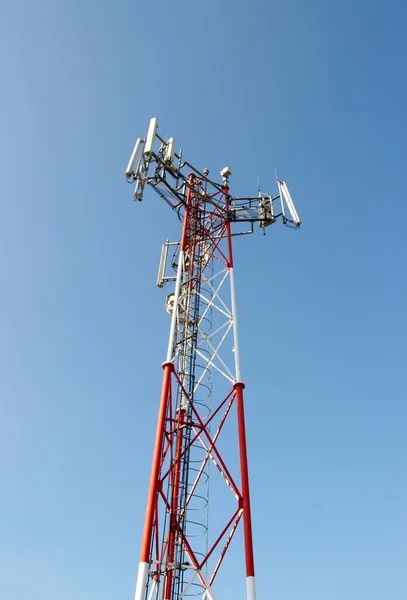 Torre Comunicazione Contro Cielo Blu — Foto Stock