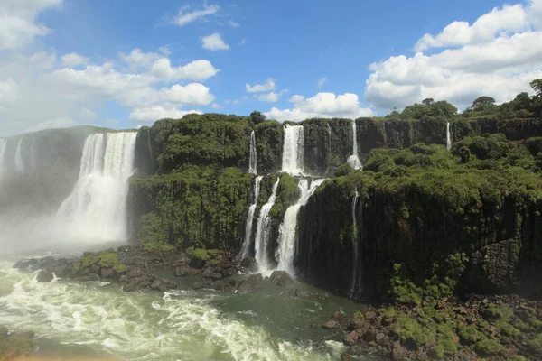 Bella Cascata Sullo Sfondo Della Natura — Foto Stock