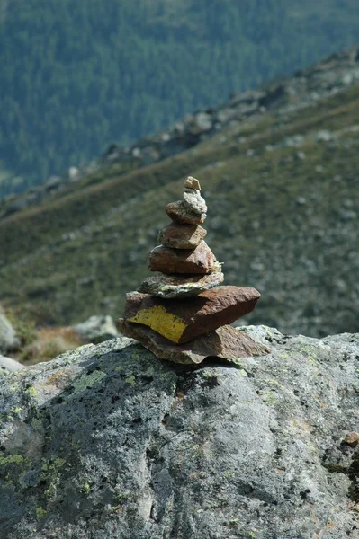 Steinpyramide Auf Dem See — Stockfoto