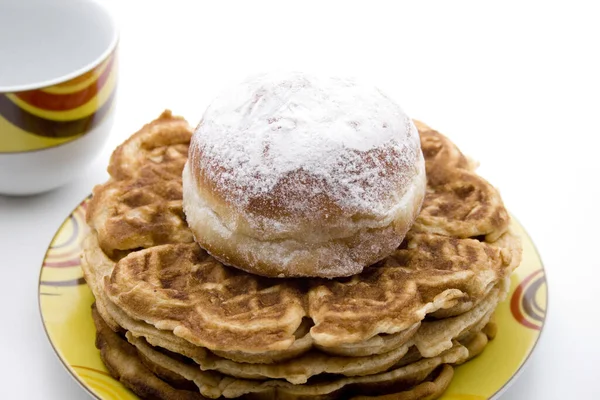 Waffeln Mit Donut Auf Teller — Stockfoto