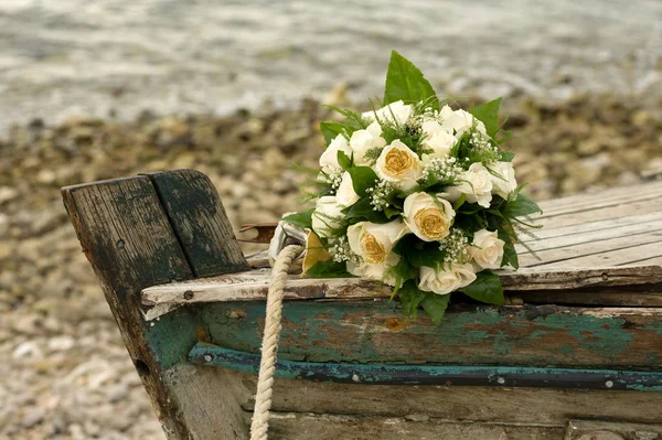 Bouquet Sposa Vecchia Barca Legno — Foto Stock