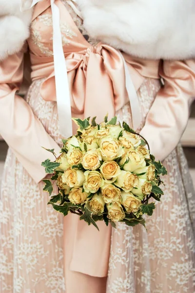 Noiva Segurando Buquê Casamento — Fotografia de Stock