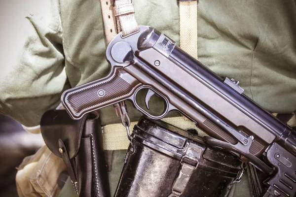 Fechar Mão Soldado Segurando Uma Arma — Fotografia de Stock