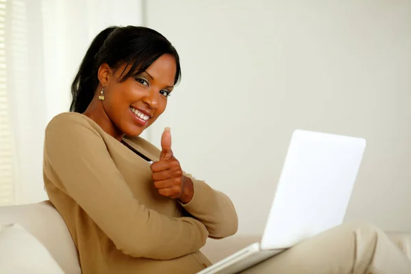 Portret Van Een Positieve Jonge Afro Amerikaanse Vrouw Voor Haar — Stockfoto