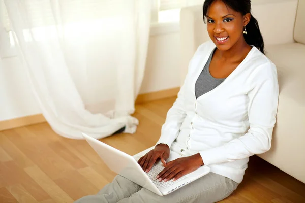 Portrait Une Jeune Femme Qui Vous Regarde Navigue Sur Internet — Photo