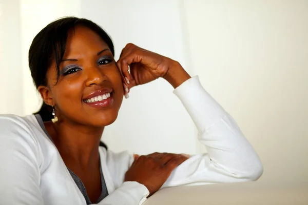 Портрет Усміхненої Афро Американської Молодої Жінки Яка Дивиться Тебе Вдома — стокове фото