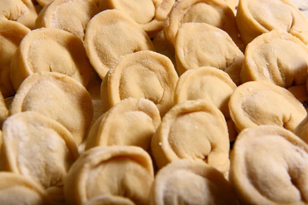 Handgemachte Ravioli Die Auf Dem Tisch Darauf Warten Gekocht Werden — Stockfoto