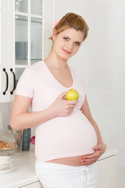 Krásná Těhotná Žena Čerstvým Jablkem Domácí Kuchyni — Stock fotografie