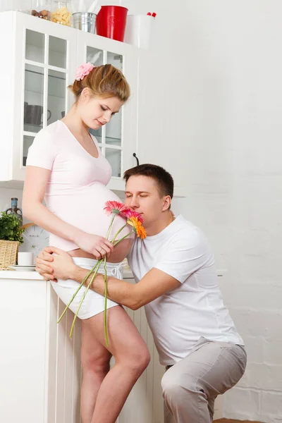Mujer Embarazada Feliz Con Marido Cocina Casa —  Fotos de Stock