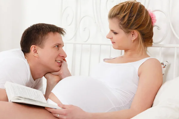 Feliz Familia Embarazada Con Libro Encuentra Cama Casa —  Fotos de Stock