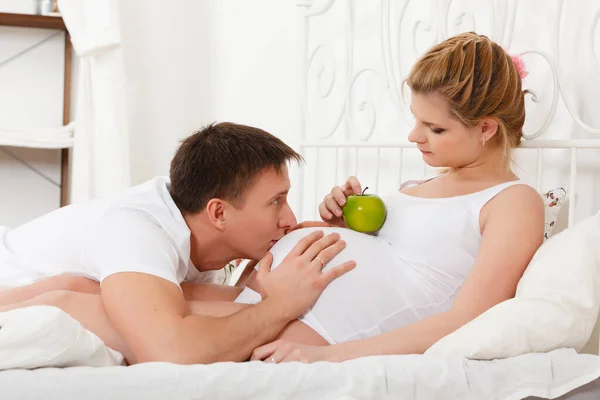 Feliz Familia Embarazada Con Libro Manzana Encuentra Cama Casa —  Fotos de Stock