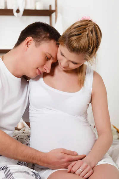 Feliz Familia Embarazada Sentarse Cama Casa —  Fotos de Stock