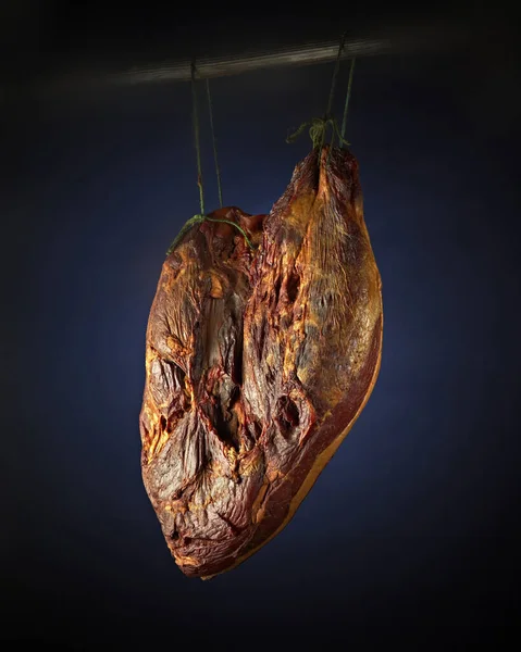 Gerookt Vlees Een Zwarte Achtergrond — Stockfoto