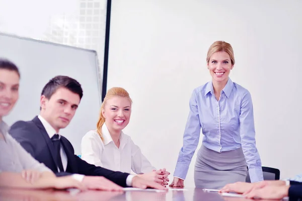 Gruppe Glücklicher Junger Geschäftsleute Bei Einem Treffen Büro — Stockfoto